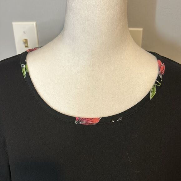 Kensie tropical floral accent hem tshirt size M BIN C - Picture 2 of 8